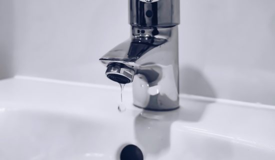 Consumo de água em condomínios aumenta 10% no 1º trimestre de 2021, aponta levantamento.